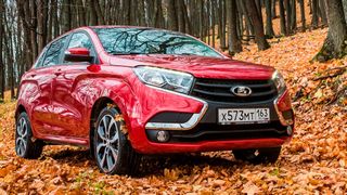 Das SUV X-Ray war eines der Produkte, die Lada mit modernen Fahrzeugen – technisch wie mit dem markanten X-Design der Front – voranbringen sollten. Jetzt wird das Modell aus Teilemangel eingestellt. (Bild: Avtovaz)