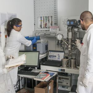 Mitarbeiter der Arbeitsgruppe Unterlass bereiten einen Versuch mit Hochtemperatur-Infrarot-Sonde und Reaktor vor. (Im Bild v.l.n.r.: Catarina I.O. Martins, Sofia Torres Venegas und Daniel A. Cerrón Infantes)