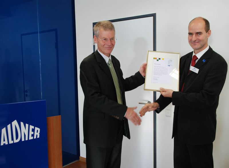 Prof. Dr.-Ing. Peter Janny von der ihk Bodensee-Oberschaben übergibt die Patenurkunde für Waldner Laboreinrichtungen an Stefan Holler, Marketingleiter bei Waldner. (Archiv: Vogel Business Media)