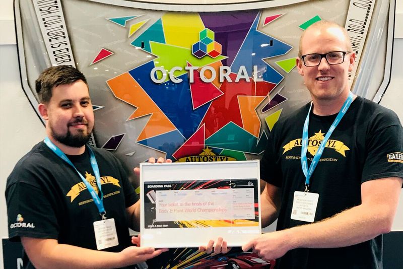 Anthony Fryett (r.) siegte auf der Automechanika in Birmingham. (Bild: Messe Frankfurt)