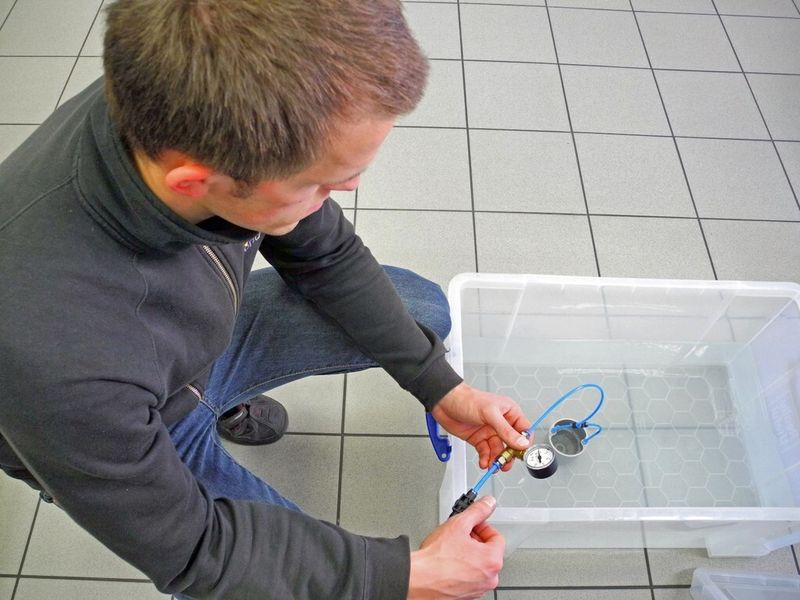 Dichtigkeitsprüfung des Bauteils Kühlmantel. (Bild: Conceptlaser)
