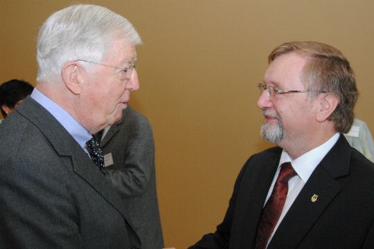 ZDK-Präsident Robert Rademacher bedankt sich für das jahrelange Engagement von ZDK-Geschäftsführer Günter Knoke. (Foto: Baeuchle)