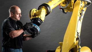 „Beim vollautomatisierten, prozessintegrierten Entgraten stehen unsere Entgratbürsten immer häufiger neben den Messerköpfen und Präzisionsbohrern in den Werkzeug-Magazinen“, sagt Uli Vollmer, Entwicklungsleiter von Kullen Koti. (Kullen-Koti)