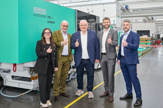 New network partners in front of an electric Allrounder 720 A producing thin-walled IML containers (from left): Katharina Schwab (International Marketing) and Dr Christoph Schumacher (Vice President Global Marketing) from Arburg with Nijaz Husidic from the Thin Wall Packaging Academy, as well as Michael Haug (Market Product Manager Medical & Packaging) and Markus Haas (Sales Manager Packaging) from the Arburg packaging team.(Source:  Arburg)