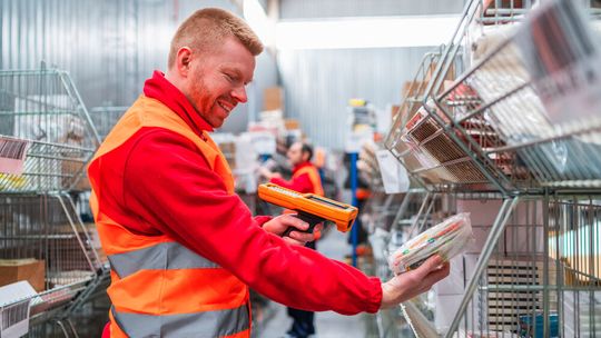 ONK hat sein Angebotsspektrum um Verbrauchsetiketten und Transferbänder erweitert und wächst damit als Komplettanbieter von Etikettenlösungen.(Bild: ©  Koldo_Studio - stock.adobe.com)