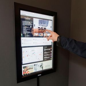 Der digitale Spiegel als Informationszentrum in einem Hotel. Über einen Webbrowser können Anwender den Weg finden oder im Restaurant einen Tisch reservieren.