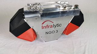 Der IR-Inline-Sensor NGO3 verzichtet komplett auf gefährliche Isotope wie Promethium und lässt sich einfach in Produktionslinien integrieren. (Bild: Infralytic)