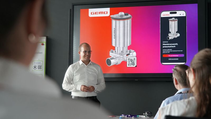Simon Stadtmüller, Product Owner bei Gemü, erklärt beim Workshop den Weg des Unternehmens zum Digitalen Produktpass – bereits 2015 hat CEO Gert Müller das Thema mit der internen Digitalisierung angestoßen.(Bild:  Dennis Scherr)
