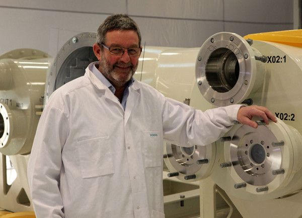 Siemens-Forscher Jan Erik Lystad präsentiert den Prototypen einer Schaltanlage für den Einsatz am Meeresgrund. (Siemens)