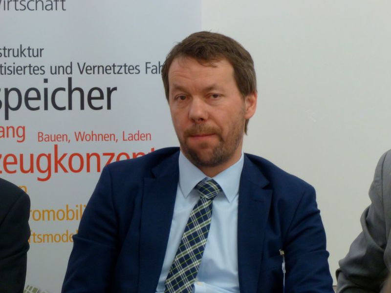 Walter Reithmaier (TÜV Süd AG) hat noch kein Elektrofahrzeug, aber das nächste soll mindestens ein Plug-in-Hybrid werden. (S. Häuslein/konstruktionspraxis)
