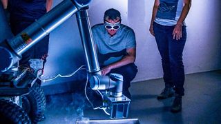 Der Moonrise-Laser integriert am Robotorarm des Mondrover MIRA3D des IRAS: Der Laser schmilzt erfolgreich ganze Bahnen aus Regolith auf. (LZH)