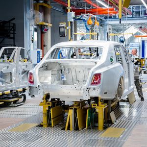 Leichtes Blechkleid: Zum Gesamtgewicht des Rolls-Royce Cullinan von knapp 2,7 Tonnen trägt die neue, als Baukasten konzipierte Aluminium-Space-Frame-Karosserie 700 Kilogramm bei. 