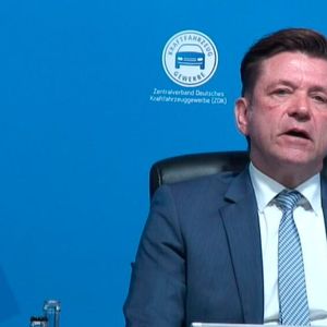 Vizepräsident und Bundesinnungsmeister Wilhelm Hülsdonk wies auf die Ergebnisse der aktuellen Blitzumfrage hin, die auch einen Einbruch im Servicegeschäft um mehr als 30 Prozent zeigt.  (Bild:  Pfaff/»kfz-betrieb«)