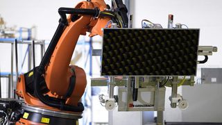 Roboter der Grenzebach Maschinenbau GmbH übernehmen das Handling im Herstellungsprozess von Dünnschichtsolarmodulen. Bild: Grenzebach Maschinenbau (Archiv: Vogel Business Media)