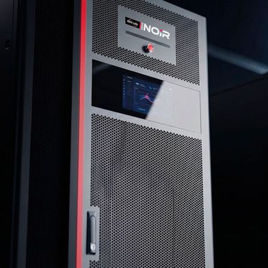 Der modular skalierbare Batterieschrank „Datasafe Noir“ von Enersys ist in Ausführungen mit 500 und 600 Kilowatt Leistung erhältlich. (Bild: Enersys)