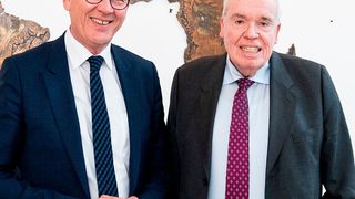 Bundesentwicklungsminister Gerd Müller (l.) zusammen mit Klaus-Michael Kühne, Ehrenpräsident von Kühne & Nagel International (r.). (Kühne + Nagel)