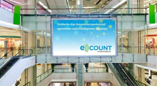 Ein Flachbildschirm im Kaufhaus. Sie hängen meist mehrere Meter über Grund und lassen sich nicht einfach erreichen. Eine Cloudanbindung bietet den Vorteil, dass sich das Modul zentral überwachen und steuern lässt.(Bild:  eCOUNT)
