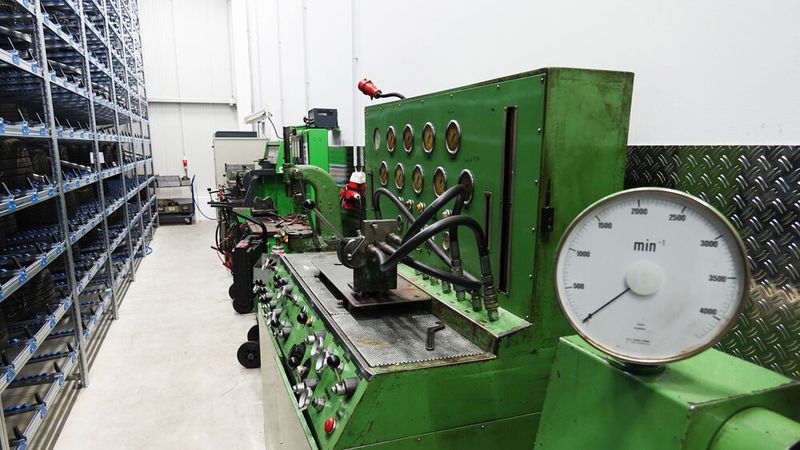 Dort ebenfalls untergebracht ist Prüftechnik für Anlasser, Lichtmaschinen und hydraulische Bauteile. (Bild: Schreiner/»kfz-betrieb«)