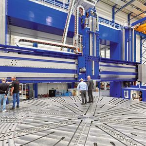 Dänischer Großauftrag: Im Aufbau befindet sich in Bielefeld eine Gantry-Portalfräsmaschine, die das kraftvolle Drehen, Fräsen und Bohren selbst von sehr großen Bauteilen aus hochfesten geschweißten Stahl- und Gusskonstruktionen ermöglicht.(Bild:  Starrag/Ralf Baumgarten)