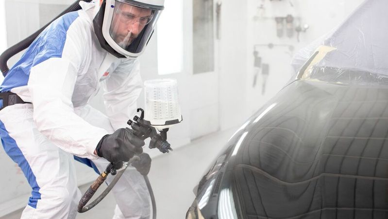 Wenn nach der Reparatur die ADAS-Kalibrierung scheitert, kann das an nicht eingehaltenen Lackvorgaben liegen – mit Sicherheits- und Haftungsrisiken für die Werkstatt. (Bild:  3M)