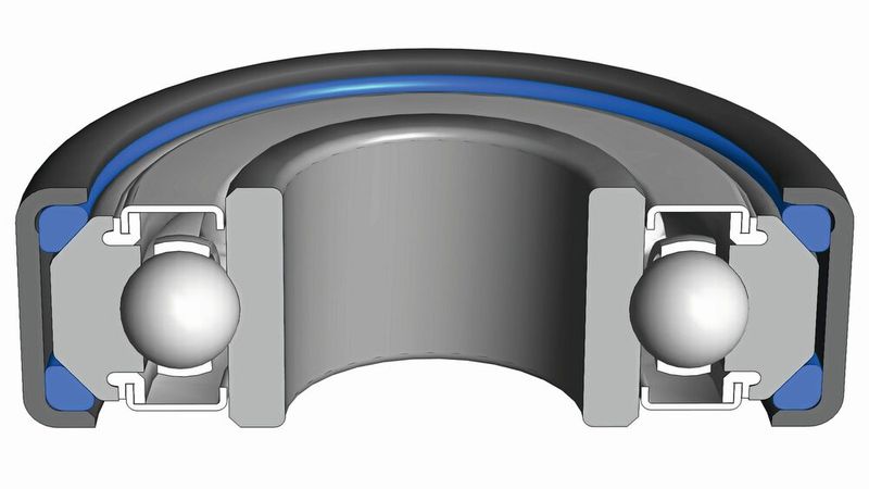 Durch die eigens entwickelte, package-neutrale Konstruktion mit entweder zwei oder drei Einsätzen aus Elastomer kann das Verhältnis von Dämpfung und Steifigkeit der stromisolierenden NVH-Rillenkugellager applikationsbezogen angepasst werden. (Bild: Rollax)