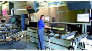 Die Trispa GmbH im bayerischen Ettenkofen hat in zwei baugleiche vollhydraulische CNC-Gesenkbiegepressen investiert und erledigt damit alle Blechbiegeaufgaben. (Bild: Kuhn)