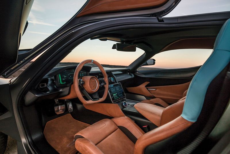 Im Innenraum geht es luxuriös zu. Und damit die Reise gut vorangeht, reicht eine Akkuladung für bis zu 650 Kilometer. (Bild: Rimac)