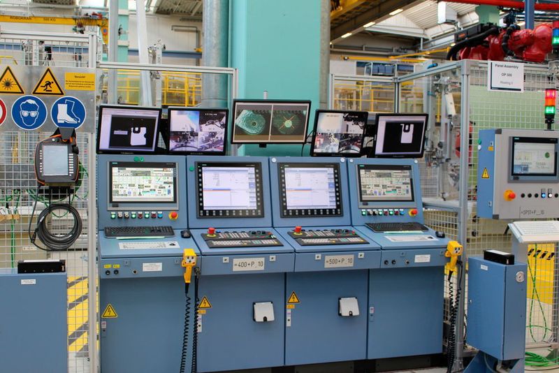 Die Nietmaschinen und Handlingroboter werden über die Siemenssteuerung Sinumerik 840D gesteuert – dank der Schnittstelle zur Kuka-Robotersteuerung KRC4 können Werker alle Maschinen über eine vertraute Oberfläche bedienen. (Rebecca Weingarten/B4BSCHWABEN.de)
