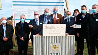 Im Beisein lokaler Vertreter legten die beiden Geschäftsführer der Serapid-Unternehmensgruppe Guillaume Davies (COO) und Emeric Labesse (CEO) den Grundstein für den Neubau am neuen Standort in Frankreich.  (Serapid)