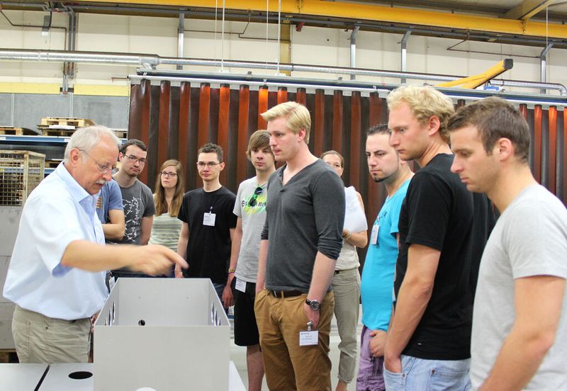 Dr. Ulrich Micke gibt den Studenten Einblicke in die Entstehung der Mittelspannungsschaltanlagen. (Ormazabal)