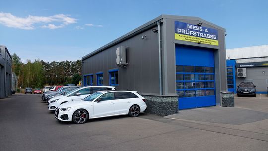 Die Mess- und Prüfstraße von Rainer Schwanfelder ist eine Eigenentwicklung und steckt voller moderner Technik.(Bild:  Schreiner – »kfz-betrieb«)