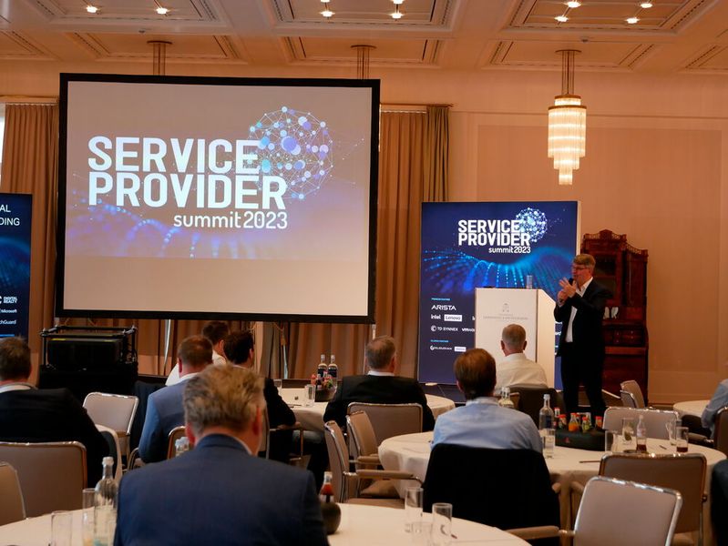 Tag 2 des Summits: Prof. Dr. Henrik Müller, Institut für Journalistik, TU Dortmund, gab einen Ausblick auf die konjunkturelle und geopolitische Lage und diskutierte die Auswirkungen in seinem anschließenden Roundtable. (Bild: Vogel IT-Medien GmbH)