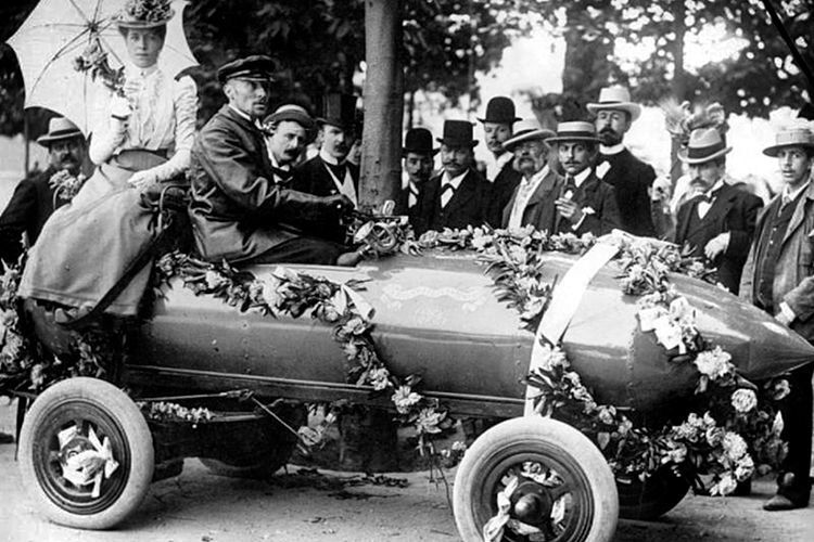 Der belgische Ingenieur und Rennfahrer Camille Jenatzy: Durchbrach am 1. Mai 1899 als erster die magische Grenze von 100 km/h. (Gemeinfrei, via Wikimedia Commons)