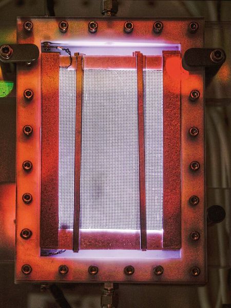 Gezähmtes Plasma: Wenn der Reaktor zündet, breitet sich auf seiner Oberfläche ein sanftes Leuchten aus. Er arbeitet bei einer Temperatur von gerade einmal 30 Grad. (Bild: Evonik Industries AG)