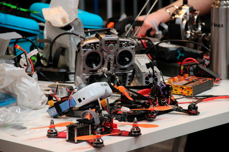 Professionelle Renn-Quadcopter sehen dagegen komplett anders aus und sind meist handgefertigt. (Bild: Robert Horn)