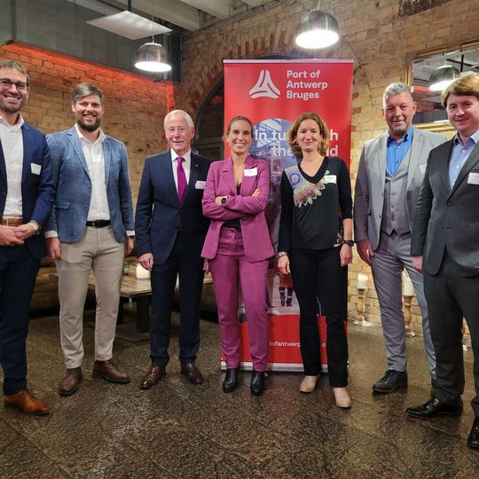 Advario, vertreten durch Bart Seliaerts (links im Bild), und Fluxys, vertreten durch Hadrien Bown (rechts im Bild), präsentieren ihre Pläne für ein Ammoniak-Importterminal auf einer Roadshow des Hafens Antwerpen-Brügge in Mannheim. Advario, vertreten durch Bart Seliaerts (links im Bild), und Fluxys, vertreten durch Hadrien Bown (rechts im Bild), präsentieren ihre Pläne für ein Ammoniak-Importterminal auf einer Roadshow des Hafens Antwerpen-Brügge in Mannheim.