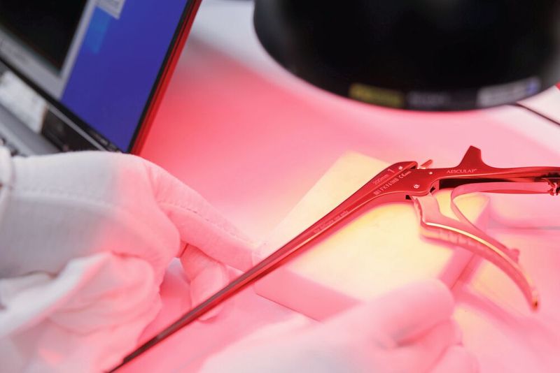 Spezialprodukt aus China: Das Werk in Suzhou stellt Knochenstanzen exklusiv für die gesamte Aesculap-Gruppe her und markiert sie mit Lasern von Trumpf. (Bild: Trumpf)