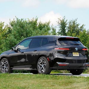 BMW hat den iX jetzt als sportlichen M60 aufgelegt. (Bild:  Autoren-Union Mobilität/Kimura)