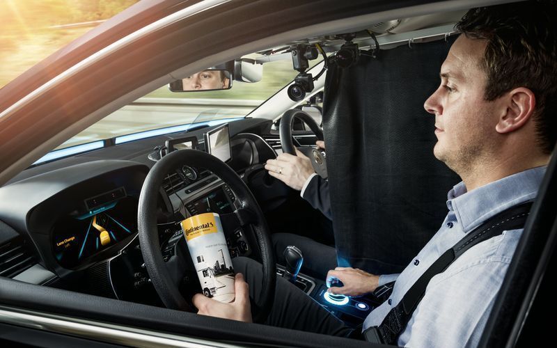 Mit einem Eingabegerät kann der Fahrer die automatisierte Fahrt starten oder bestimmte Manöver beauftragen. (Continental)