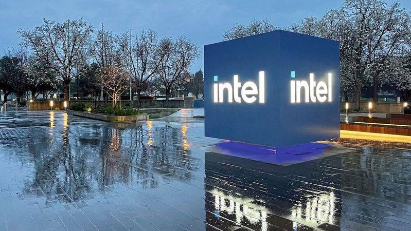 Intel plans to cut up to 10,000 jobs. More money should flow into AI chips and they want to act as a contract manufacturer.(Image: Intel)