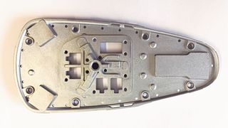 Die im Zinkdruckguss hergestellte Bodenplatte für eine Automobildachantenne wurde durch die 2 µm dicke Föhlan-Beschichtung passiviert. (Föhl)