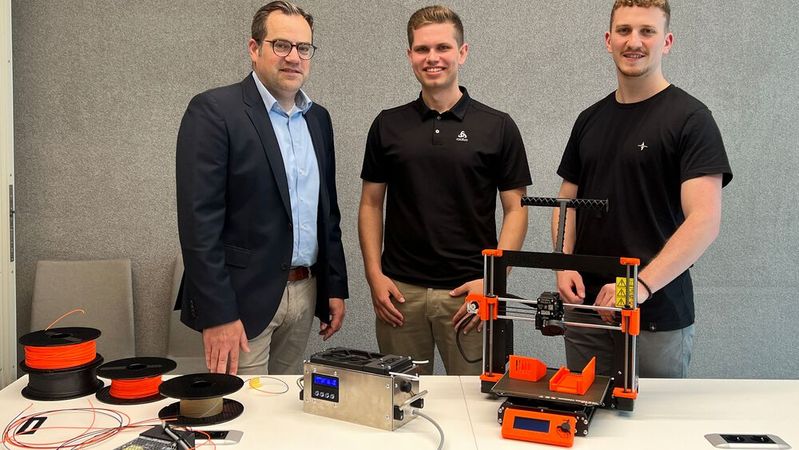 Professor Martin Wäldele with Pascal Boschet and Leon Sprenger (from left to right).(Image: Heilbronn University)