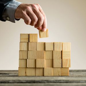 Zuerst einmal eine gute Basis schaffen! Das A und O in einer guten Kommunikation ist, dass Sie sachlich und respektvoll bleiben. Mit dieser Grundlage fällt es leichter, Kritik zu äußern oder Probleme zu benennen, ohne dabei einen Konflikt zu entfachen. Vermeiden Sie daher Anschuldigungen und Vorwürfe! Stattdessen können Sie Ich-Botschaften verwenden, um sich auszudrücken, wie zum Beispiel „Ich fühle mich …“ anstelle von „Du hast …“. (Bild:  © Gajus – stock.adobe.com)