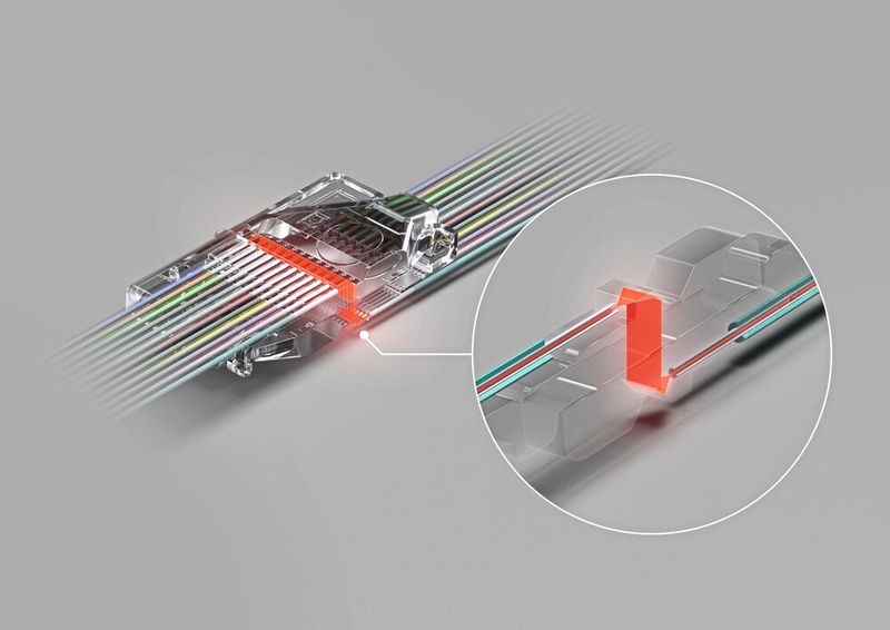 Bild 3: Die patentierte EBO-Technologie basiert darauf, den Lichtstrahl im Stecker nicht einfach linear weiterzuleiten, sondern mittels Linse aufzuweiten und auf der Gegenseite wieder zu bündeln. (Bild: Rosenberger OSI)