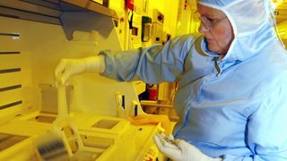 Vaisala verfügt über einen eigenen Reinraum, in dem Sensoren für Radiosonden sowie für verschiedene Feuchte-, Luftdruck- und Kohlendioxidmessgeräte hergestellt werden. (Vaisala) (Archiv: Vogel Business Media)