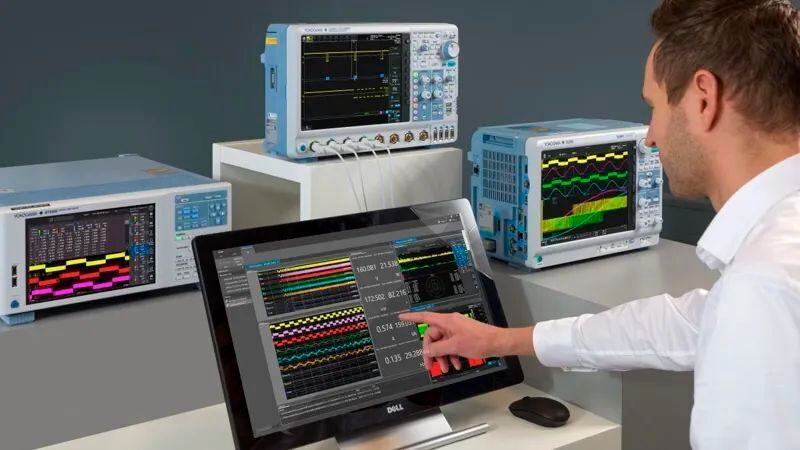 Entwickler am Laborarbeitsplatz: Bei WBG-basierten Leistungswandlern und hochdynamischen Lasten erfordert die präzise Wirkungsgrad- und Verlustanalyse die zeitlich synchronisierte Erfassung von elektrischen, transienten und thermischen Parametern.(Bild:  Yokogawa)