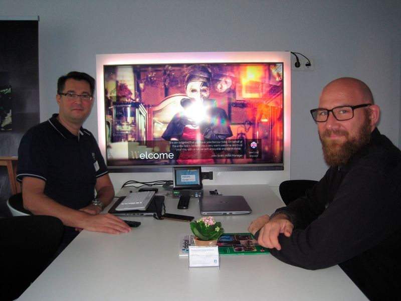 Hakan Demir (Philips) zeigte André Timmermeister (avltimmermeister) seine Produkte im Philips Signage Office, das mit Büromöbeln von sedus ausgestattet war. (Vogel IT-Medien GmbH)