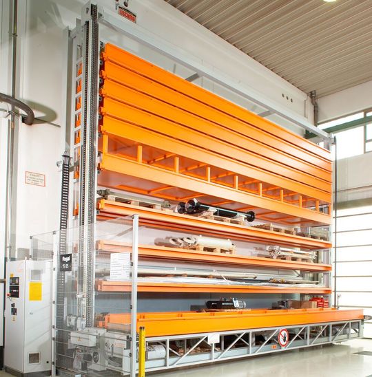 Wer an Platzmangel leidet, aber dennoch mehr Lagerkapazität benötigt, der sollte sich im Rahmen der Logimat 2025 bei Kasto in Halle 3 über die Vorteile des Lagersystems Unitower informieren. Außerdem wird eine Version gezeigt, die siich mit CNC-Maschinen gut versteht.(Bild:  Kasto)