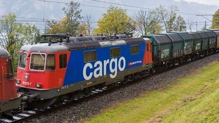 Gemeinsam mit der Schweizer Güterbahn SBB Cargo will Bosch Engineering die Logistik auf der Schiene digitalisieren und zu einem vernetzten Transportsystem ausbauen. Beide Unternehmen haben zu diesem Zweck eine Kooperation zur gemeinsamen Entwicklung eines Asset Intelligence-Systems für den Schienengüterverkehr vereinbart. (Bild: Bosch)