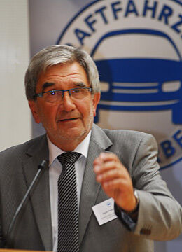 Hans-Peter Lange, Präsident des Landesverbandes Berlin-Brandenburg, lobte den Einsatz von Volker Kuhn für die ostdeutschen Landesverbände. (Zietz)